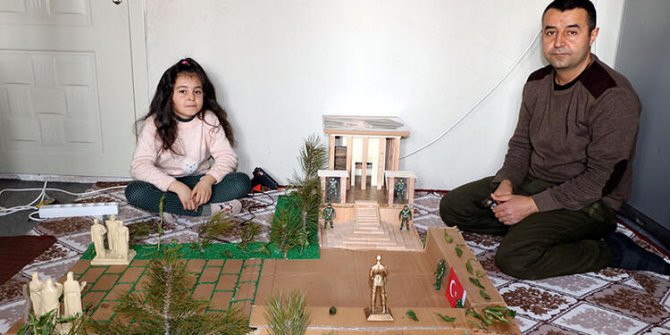 O baba, kızı için bu kez ahşaptan Anıtkabir yaptı