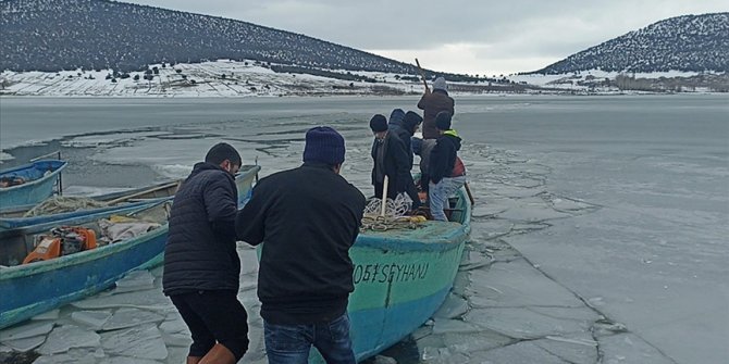 Mada Adası sakinleri buz tutan gölü geçerek ihtiyaçlarını karşılıyor