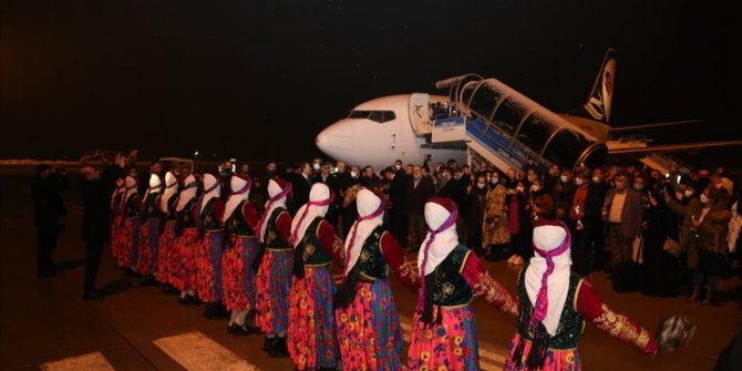 Van'a iniş yapan Tahran uçağındaki yolcular davul zurnayla karşılandı