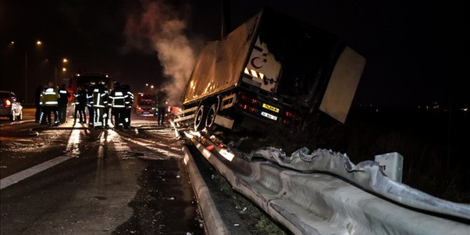 Yönlendirme direğine çarpıp yanan kamyondaki 2 kişi öldü, 2 kişi ağır yaralandı