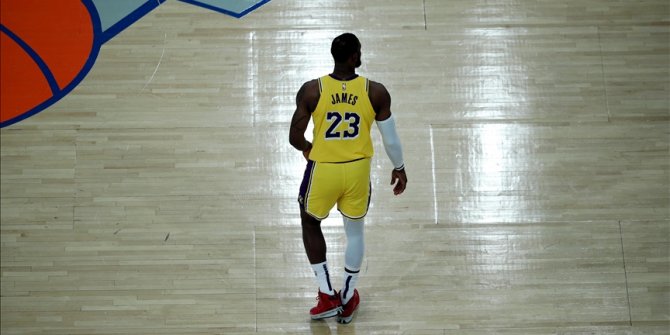 Lakers, LeBron James'in 'triple-double' yaptığı maçta Knicks'i yendi