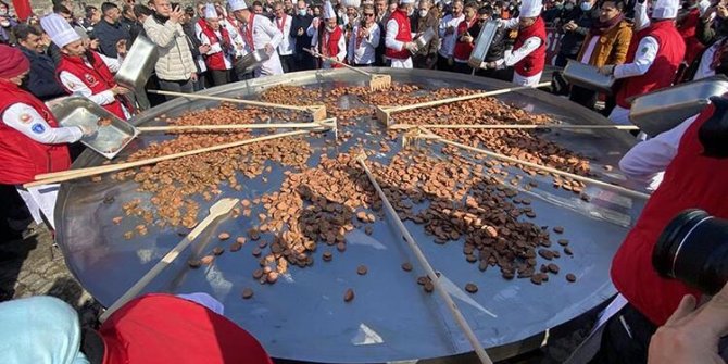 Festivalde 6 ton sucuk dağıtıldı, 25 metrekare tavada sucuklu yumurta pişirildi