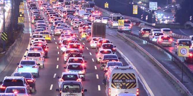İstanbul'da okullar açıldı; trafik yüzde 52 seviyesinde