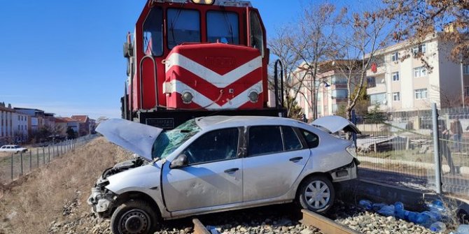 Ankara'da tren otomobile çarptı