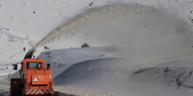 Karayolları ekipleri Kızıldağ ve Sakaltutan geçitlerinde zorlu mesaide