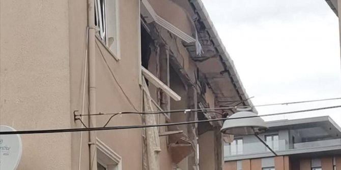 Üsküdar'da 3 katlı binanın üst katında patlama