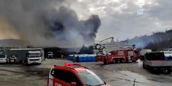 Eyüpsultan'da su dolum tesisinde çıkan yangına müdahale ediliyor