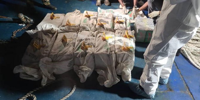 Gine açıklarında Türk bayraklı teknede 528 kilo kokain ele geçirildi