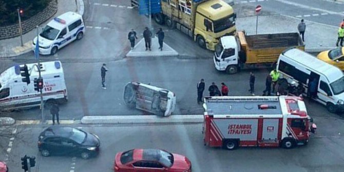 Kartal'da servis minibüsüyle çarpışan otomobil devrildi