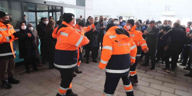 Belediye çalışanlarından Başkan Şimşek'e davul zurnalı teşekkür