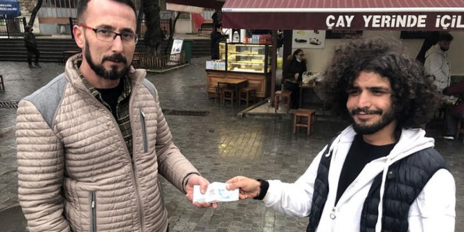 Çay ocağında unutulan 10 bin TL'yi sosyal medyadan bulduğu sahibine teslim etti