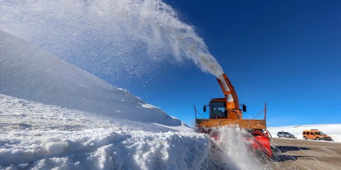 Yüksek rakımlı geçitleri açık tutmak için gece gündüz mesai yapıyorlar