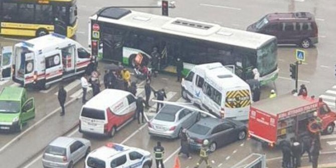 Bursa'da öğrenci servisi ile halk otobüsü çarpıştı: 7 yaralı