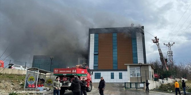 Giresun'da fakülte binasının çatısında çıkan yangın kontrol altına alındı