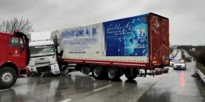 Büyükçekmece'de yan dönen TIR D-100 karayolunu ulaşıma kapattı