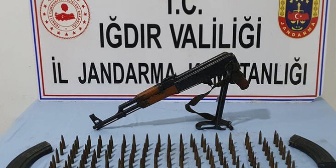 Kalaşnikof tüfeği satmak isterken yakalandı