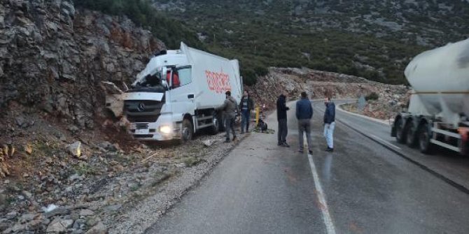 Antalya'da kamyon kayalığa çarptı: 1 ölü, 1 yaralı