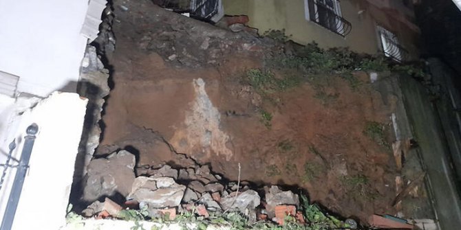 Eyüpsultan'da 3 katlı binanın bahçesindeki istinat duvarı çöktü