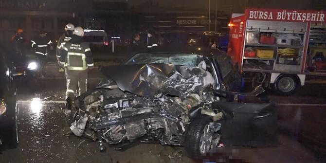 Bursa'da 4 aracın karıştığı zincirleme kazada 1 kişi öldü, 1 kişi yaralandı