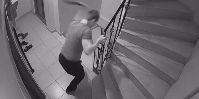 Güvenlik kamerasından fark ettiği hırsızları sopayla kovaladı