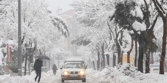 Isparta'da kar kalınlığı 20 santimetreye ulaştı