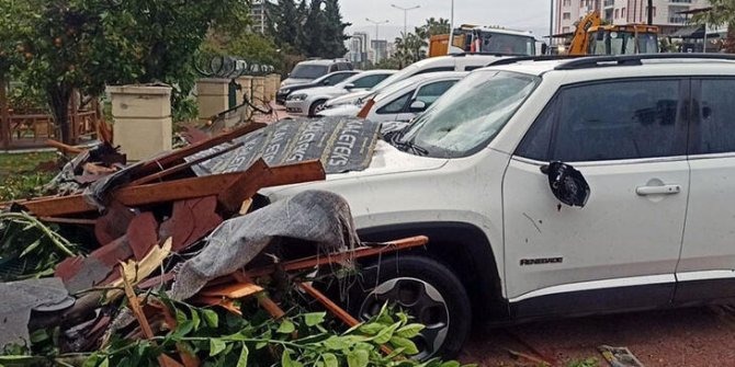 Mersin'de kuvvetli rüzgar çatıları uçurdu, ağaçları devirdi