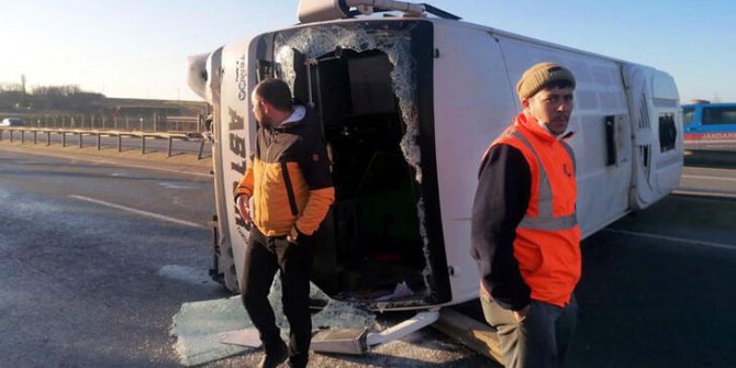 Kırklareli'de yan yatan servise minibüs ve otomobil çarptı: 6 yaralı