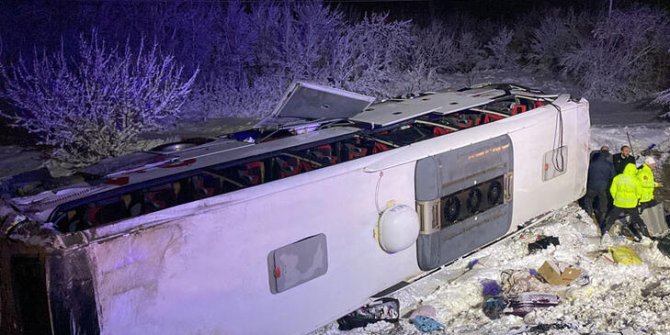 Afyonkarahisar'da yolcu otobüsü devrildi: 15 yaralı