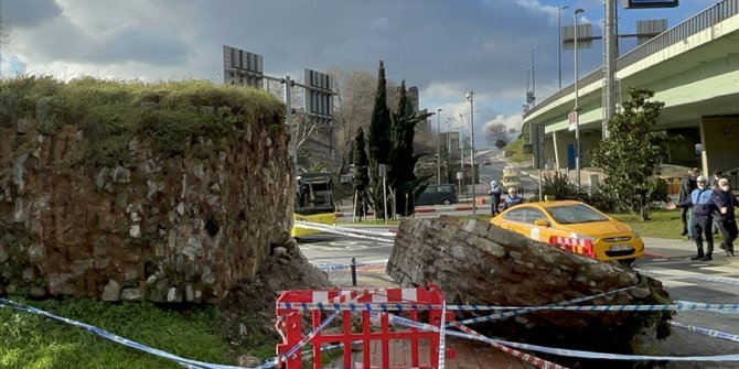 İstanbul'daki tarihi surdan kopan parça yola düştü