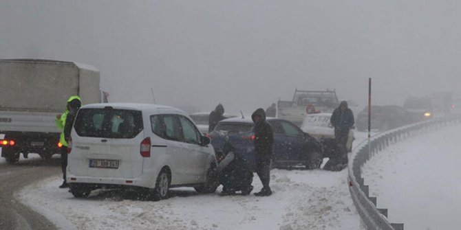Zincirsiz ve kış lastiği olmayan araçlar, ulaşımı engelliyor
