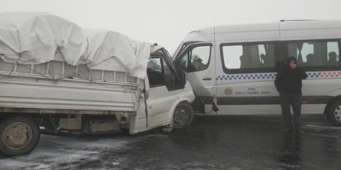 Malatya'da yolcu minibüsü ile kamyonet çarpıştı: 9 yaralı