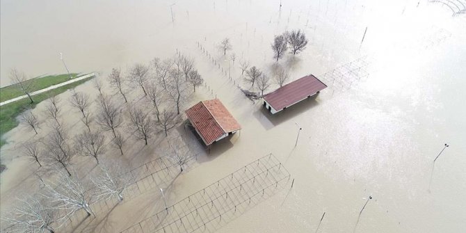 Kırklareli'nde Ergene Nehri taştı, tarım arazileri su altında kaldı