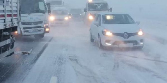 Kar ve tipi nedeniyle TIR'ın kaydığı Konya- Antalya karayolu ulaşıma kapandı