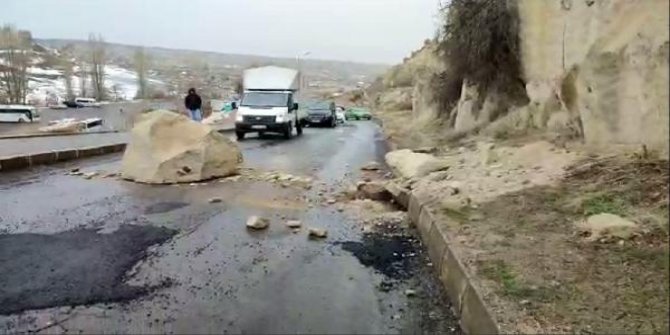 Kapadokya'da, yamaçtan kopan kaya parçası yola devrildi