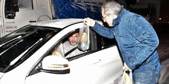 Seydişehir-Antalya kara yolunda mahsur kalanlara kumanya dağıtıldı