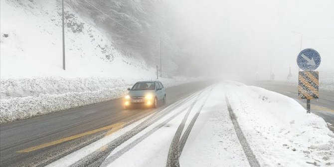 Bolu Dağı'nda kar ve sis etkili oluyor