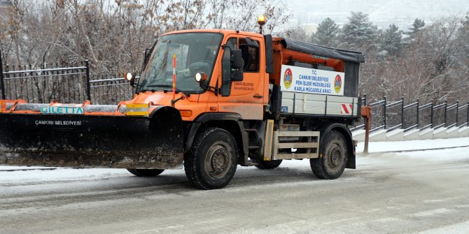 Tuz Mağarasından çıkartılan kaya tuzunu karla mücadelede kullanılıyor