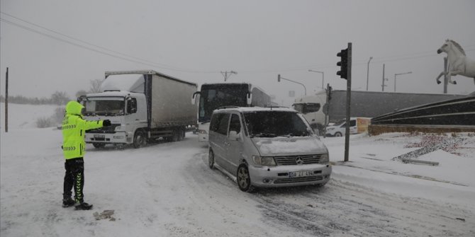 Kar ve tipi nedeniyle kapanan Nevşehir-Aksaray kara yolu ulaşıma açıldı