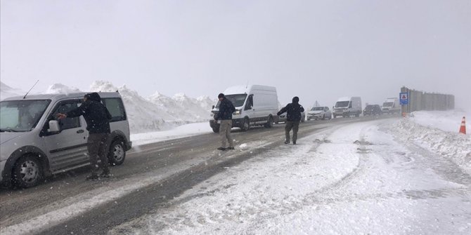 Yoğun kar nedeniyle kapanan Van-Hakkari kara yolu açıldı
