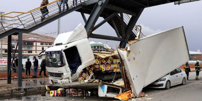 Üst geçide çarpan TIR’ın dorsesi otomobilin üzerine devrildi