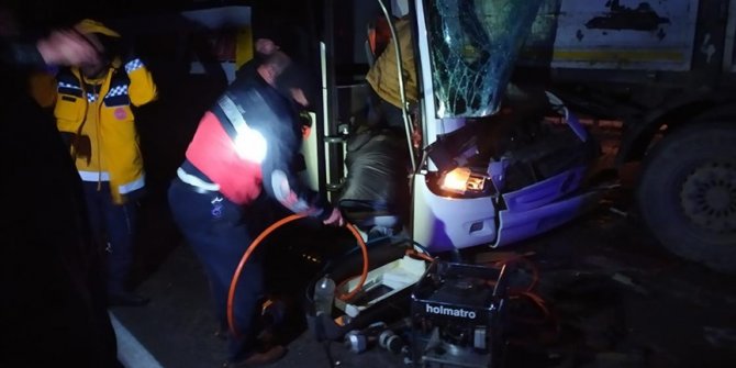 Sivas'ta yolcu otobüsü ile 2 tır çarpıştı, 1 kişi öldü, 14 kişi yaralandı