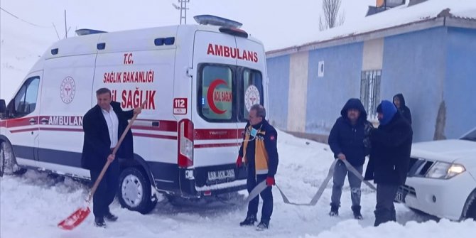 Sivas'ta ekipler yolu kapanan köydeki hastanın imdadına yetişti
