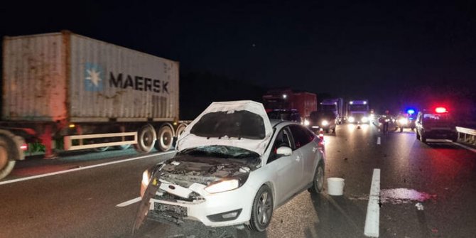 Otoyolda karşıya geçerken otomobilin çarptığı Afgan genç öldü