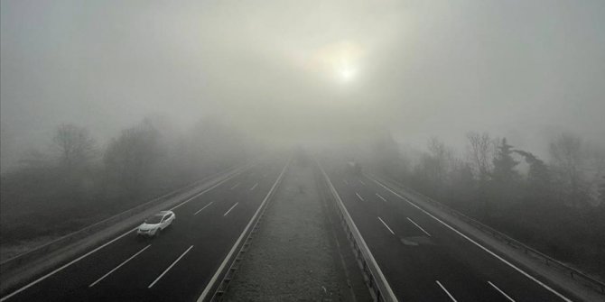 Anadolu Otoyolu'nun Düzce kesiminde sis etkili oluyor