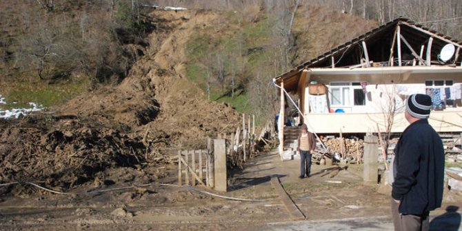 Bartın’da heyelan; 1 ev tahliye edildi