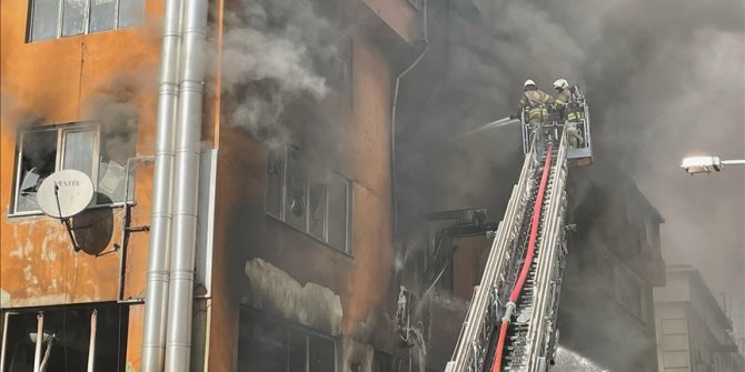İstanbul'da boya imalathanesinde yangın çıktı