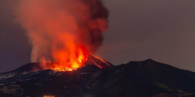 İtalya'da Etna Yanardağı bu yıl ilk kez lav püskürttü