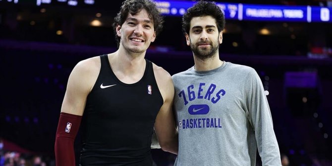 NBA'deki Türk oyuncular Furkan ve Cedi karşılaştıkları maç öncesi dostluk pozu verdi