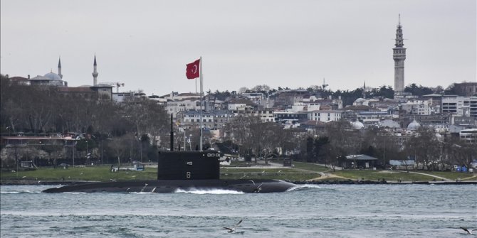 Rus denizaltısı İstanbul Boğazı'ndan geçti