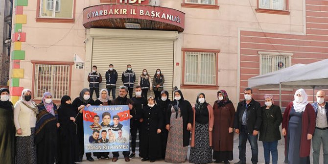 HDP önündeki aileler yıl dönümünde Gara şehitlerini andı